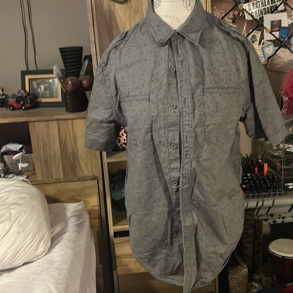 Threads & Heirs Gray Striped Button Down Shirt - Medium - Picture 1 of 6